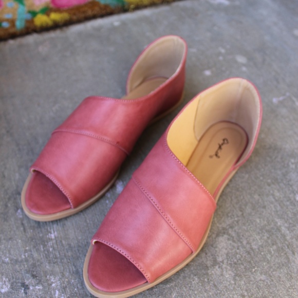 🚨LAST PAIR!!//The Alejandra//Adobe red Flat - Picture 3 of 8